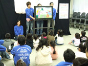 紙芝居に見入る子どもたち
