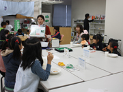 福祉器具について子どもたちに説明する糟谷佐紀先生
