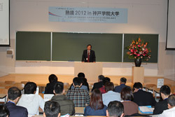 趣旨や発題について説明する実行委員長の中村副学長
