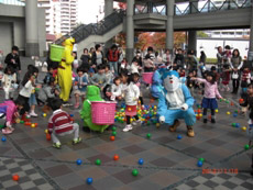 好きなキャラクターのかごに玉を入れる子どもたち