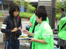 スタート前にいぶき町の坂本会長と打ち合わせをする司会の西山さん