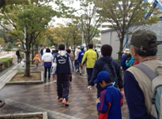 参加者がコースを間違えないよう案内するのも本学ユニット生の重要な仕事です
