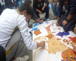 前日準備で会場の看板を作るユニット生