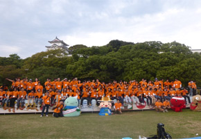 総踊りの後、スタッフ全員で写真を撮りました。お疲れ様でした!