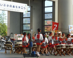 迫力のあるつぐみ保育園園児の和太鼓の演奏が会場の雰囲気を盛り上げました。