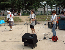 「伊川リバーフェスタ」では、本学学生も出演者として参加し、バンド演奏を熱演