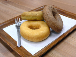 “とうふドーナツ”は、プレーン・ココア・抹茶・レーズン・アールグレイの5種類。プレーンは100円で、他はすべて120円で販売