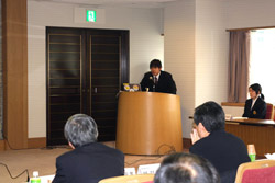最終選考で自身の主張を述べる森本さん。神戸市長など並みいるVIPを前にやや緊張ぎみ