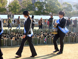 人と防災未来センターから兵庫県公館まで「追悼の灯り」を運ぶ学生