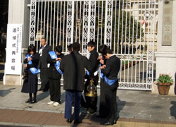 ユニット生らの手によって兵庫県公館まで運ばれた「追悼の灯り」