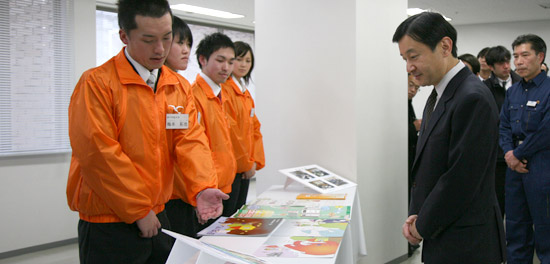 兵庫県災害対策センターで皇太子様に防災・社会貢献ユニットの取り組みを説明