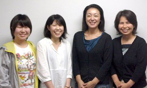右から、大畑講師、吉川さん、桜井さん、山本さん