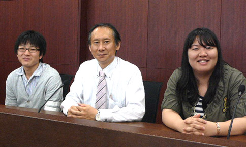 ポートアイランドキャンパス模擬法廷教室にて、右から湯山さん、佐藤教授、林田さん