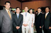 藤崎一郎アメリカ大使夫妻（中央白いスーツ姿の方）と寿司組合員（右端が本人）