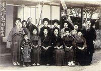 私立森裁縫女学校速成科第1回卒業生　（1912年　10月）