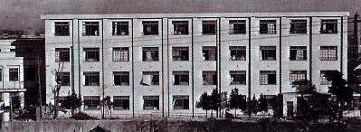 1952年に開学した神戸学院女子短期大学（短大・高校共用校舎）