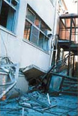 阪神・淡路大震災で大きな被害を受けた高校（1995年1月）