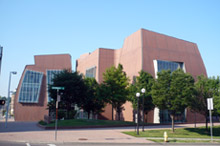 モダンなオハイオ州シンシナティ大学医学部の基礎研究棟（細胞生物学研究室を含む）の概観
