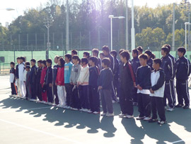 子どもたちはジュニアテニススクールで、技術はもとより、マナーや感謝の気持ちなど多くのことを学んだようだ。このなかから、全日本を代表する選手が誕生するかもしれない。