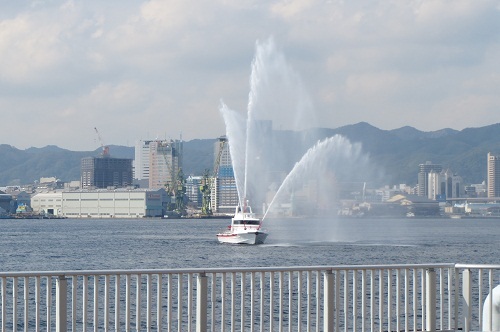 消防艇による展示放水(画像)