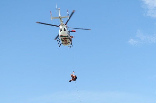 ヘリコプターによる負傷者搬送訓練(画像)