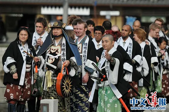 观光厅溝畑宏长官(前排正中)扮作义士首领,观光厅企划室大野晋主查扮作义士(前排右)。