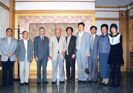 1998年秋,倉田校长(左三)一行五人访问长春时与刘育新先生(左四)等合影