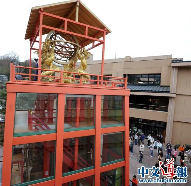矗立在钟表科学馆院内的水运仪象台,参观者络绎不绝.