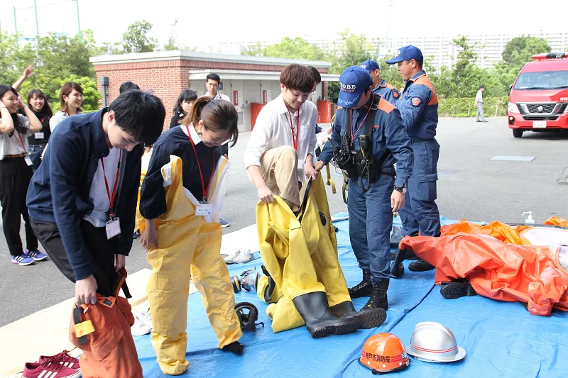 薬学部2年次生を対象に神戸市消防局指導による防災実習と講義が行なわ 