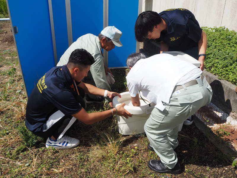 マンホールトイレ設置の様子