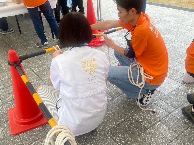 ロープ結束の方法を教えるSeagull Rescue(社会防災学科生)