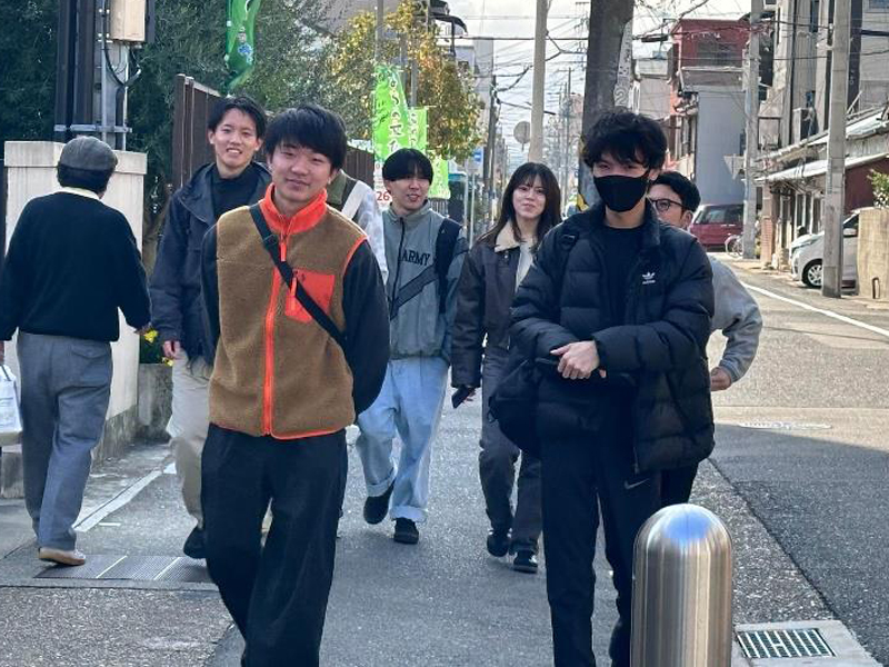 新長田で街歩きをする学生たち