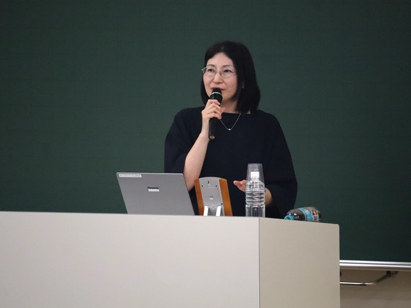 講義する藤原教授