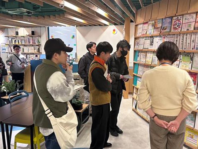 神戸国際コミュニティセンターで多言語のパンフレットを見る学生たち