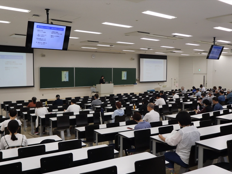 講義を聴く受講者