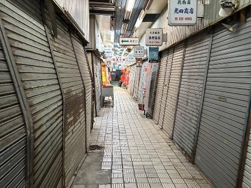 狭い通路の両側に商店が並ぶ丸五市場(残念ながら多くの店のシャッターが下りていました)