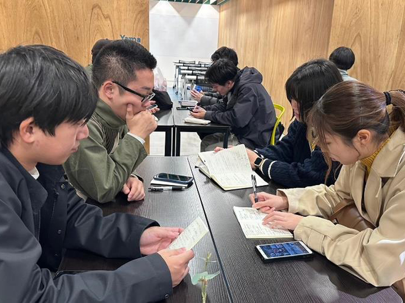 グループで振り返りの議論をする学生たち