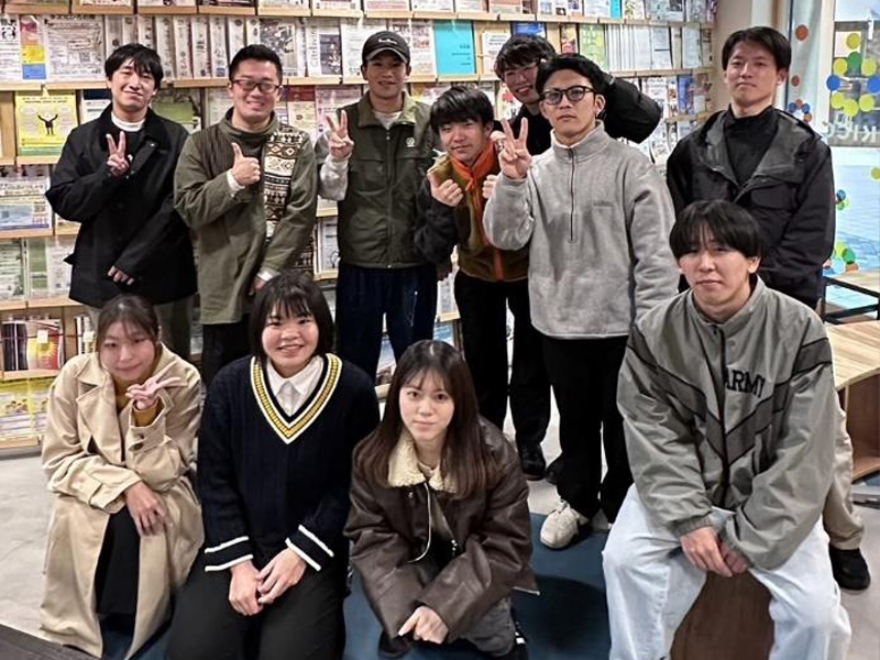 すっかり打ち解けて記念撮影する学生たち