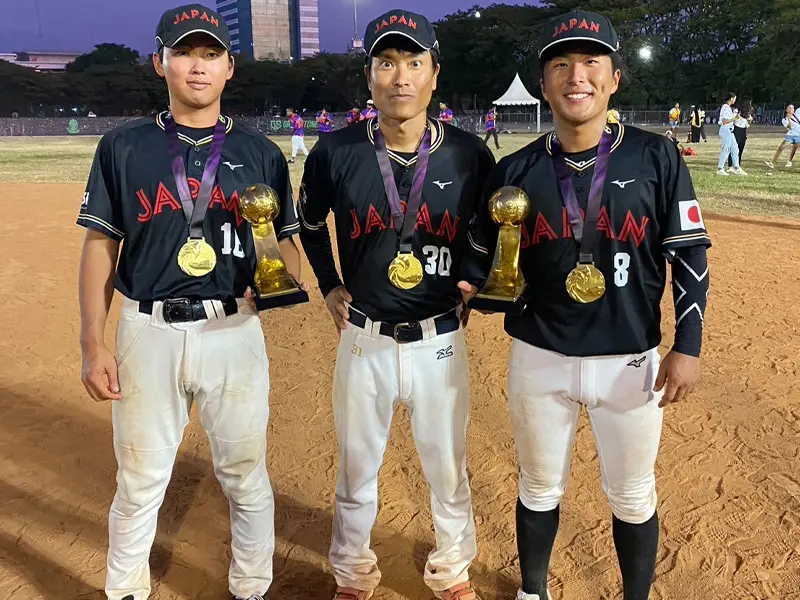 金メダルを首からかける（左から）神田投手、吉田監督（ヘッドコーチ）、濱村選手