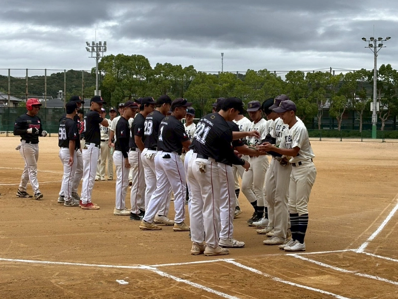 握手する両チームの選手たち