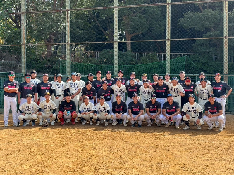 記念撮影する両チームの選手たち