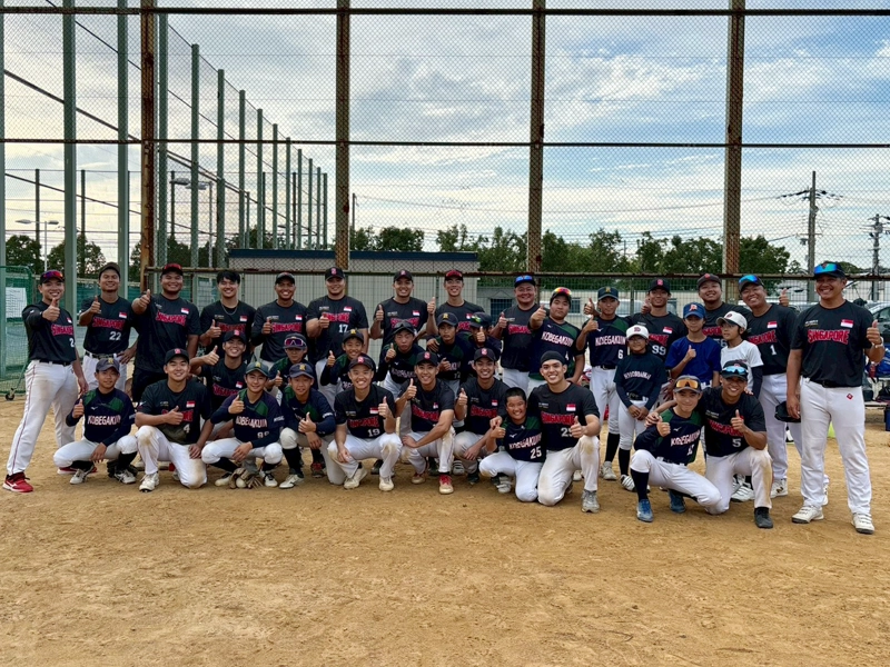 シンガポールの代表選手と記念撮影するジュニアソフトボールクラブの選手たち