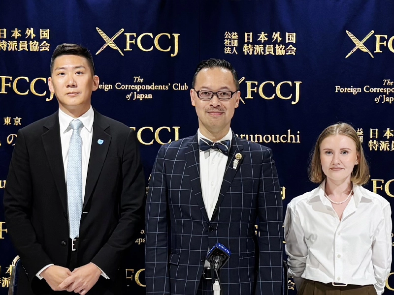 会見した(右から)ヤボルスカ・カテリーナUCCJ会頭、岡部教授、ジェン・ハオティンCEO