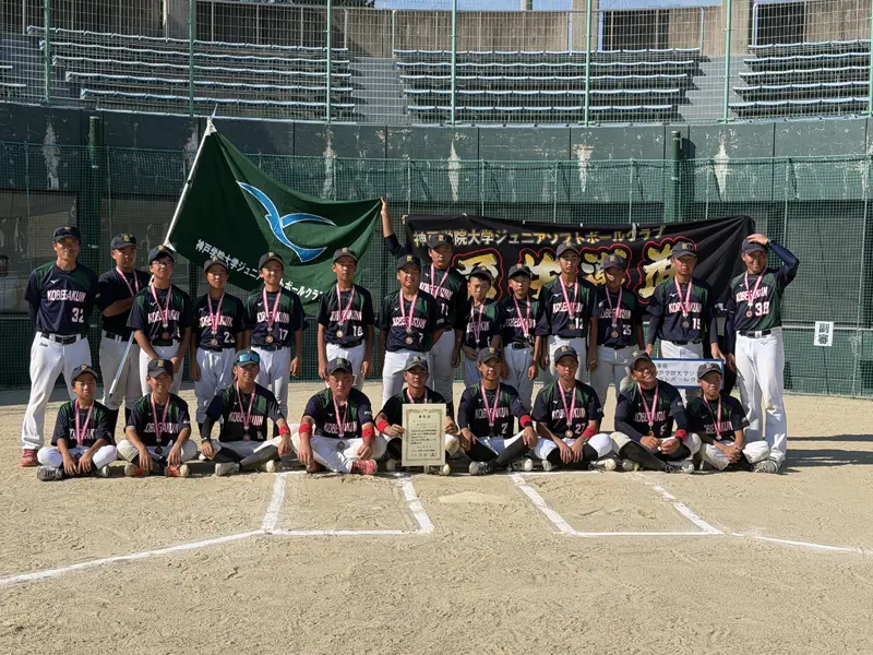 記念撮影する本学ジュニアソフトボールクラブ