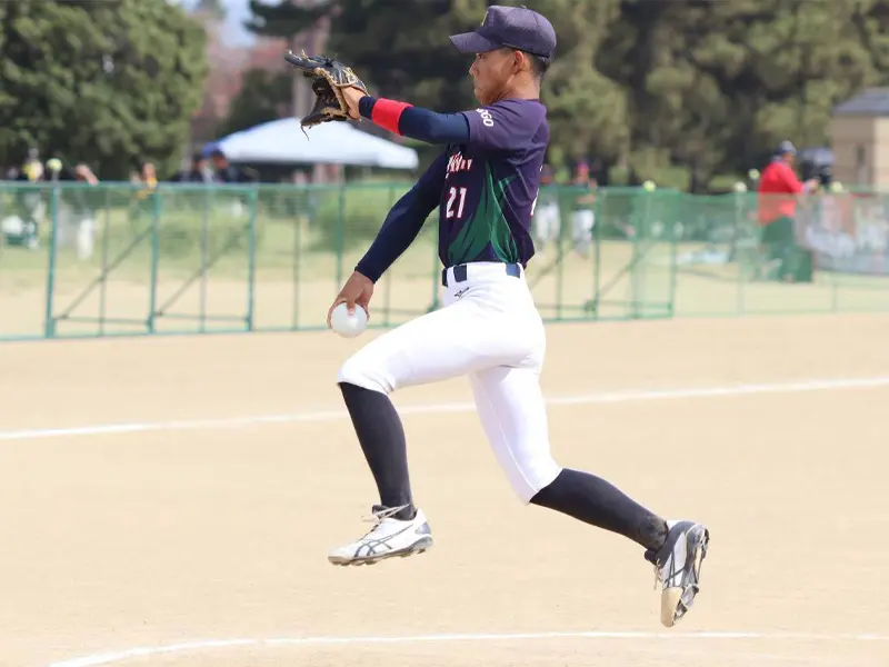 全力投球する選手