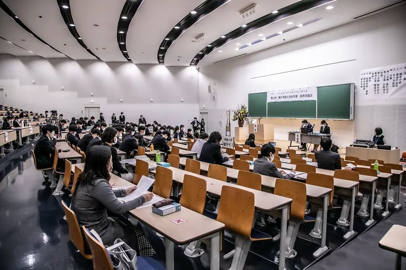 会場の様子。新型コロナウイルス感染症対策のため、参加者は間隔を置いて座っています