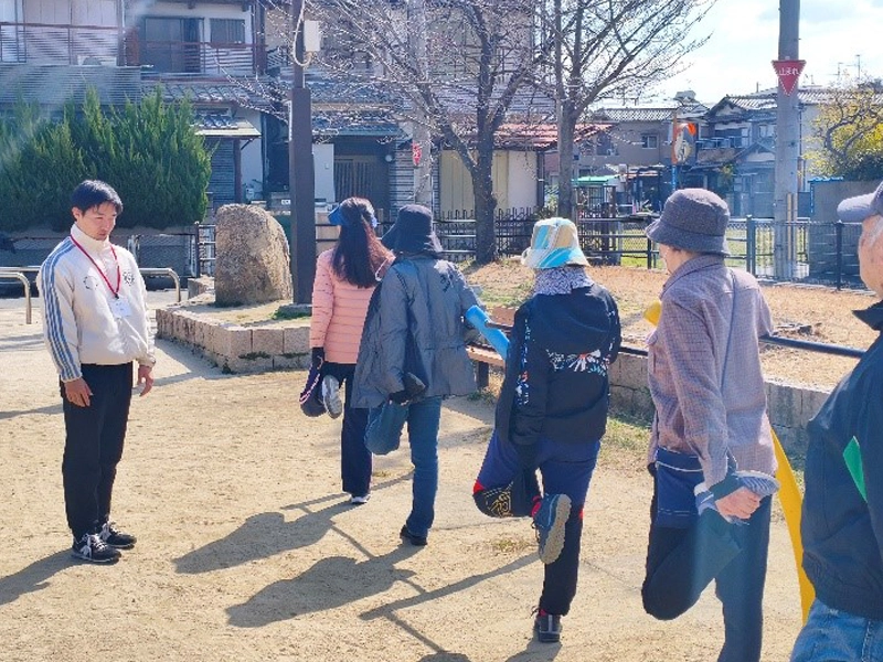 運動指導する柿花ゼミ生