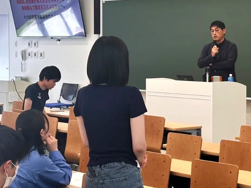 学生の質問に答える永田氏