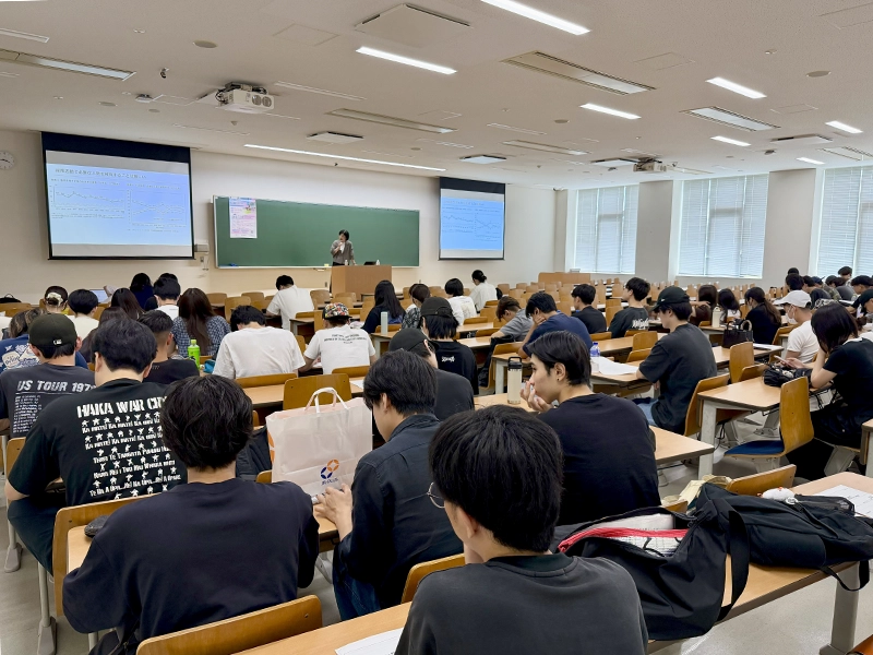 萩原牧子センター長の講演を聴く受講者