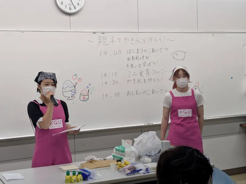 実演を交えて説明する栄養学部の学生